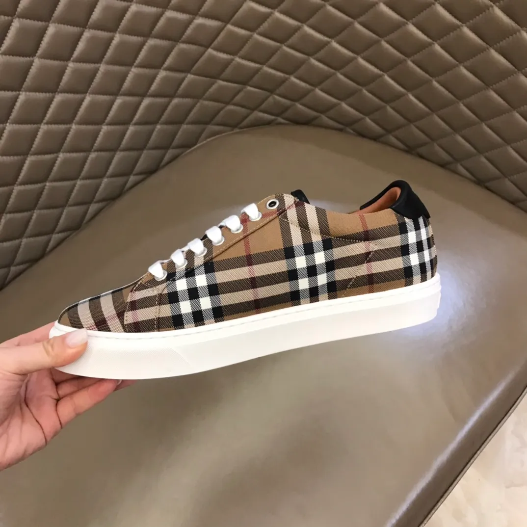 p340 "Burberr*" men's classic low-top sneakers are reinterpreted in Vintage checked cotton material and decorated with a new brand logo. First-layer sheepskin lining, embossed Burberry logo on the heel, and original TPU outsole!  Size: 38-44